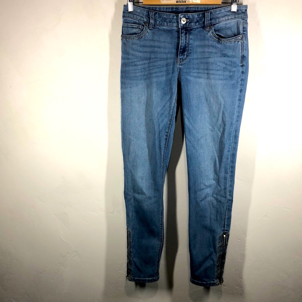 White House Black Market skimmer embroidered with zipper ankles size 4